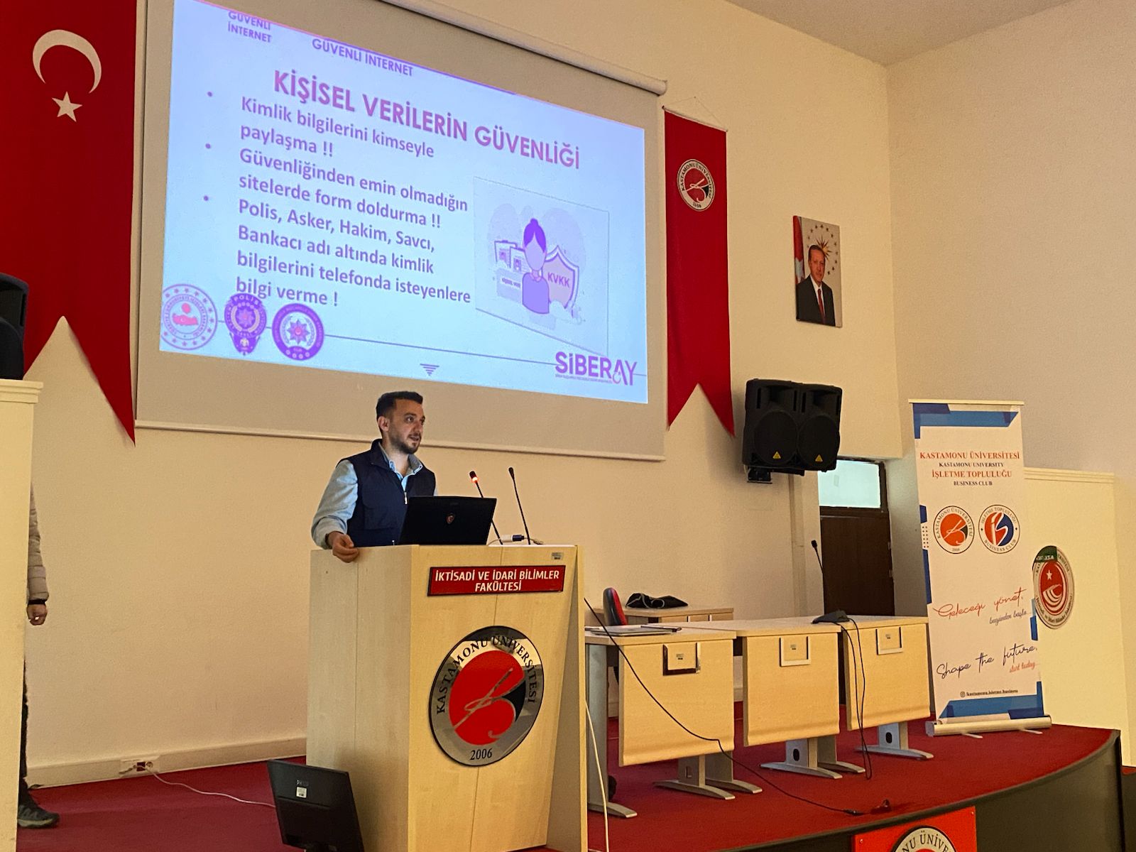 Kastamonu İl Emniyet Müdürlüğü’nden Öğrencilere Madde Bağımlılığı ve Güvenli İnternet Eğitimi